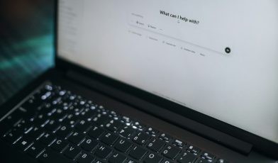 System, użytkownik i asystent - czym są role w modelach językowych (LLM)?