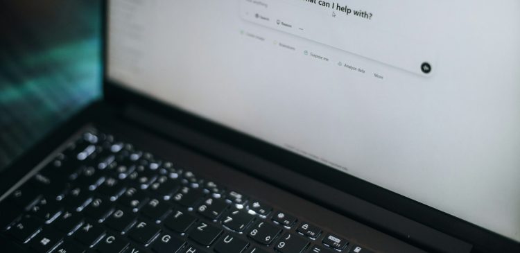 System, użytkownik i asystent - czym są role w modelach językowych (LLM)?