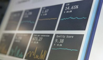 Jak skutecznie zmierzyć i przedstawić zwrot z inwestycji (ROI) z SEO?