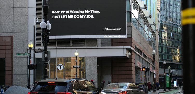 Ambient marketing - co to jest? Przykłady, strategie i przyszłość