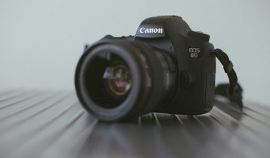 Aparat bezlusterkowy - co to i dlaczego zmienia fotografię? Poradnik