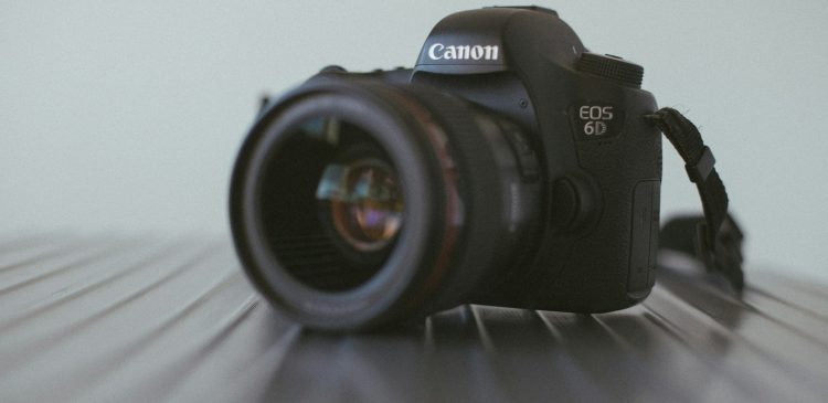 Aparat bezlusterkowy - co to i dlaczego zmienia fotografię? Poradnik