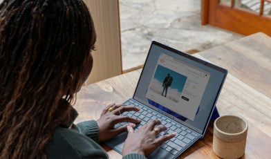 Artykuły sponsorowane - co to? Przewodnik po definicji, celach, etyce i skuteczności