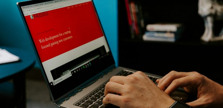 Cesja domeny - co to jest, jak przebiega i ile kosztuje zmiana właściciela domeny?