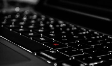 Cloaking - przewodnik po oszukańczej technice SEO i jej konsekwencjach