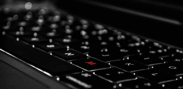 Cloaking - przewodnik po oszukańczej technice SEO i jej konsekwencjach