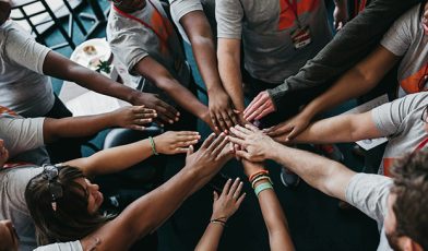 Crowdsourcing - co to? Jak wykorzystać siłę tłumu do innowacji i rozwoju firmy?