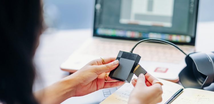 Czytnik kart pamięci - co to jest? Przewodnik po świecie danych