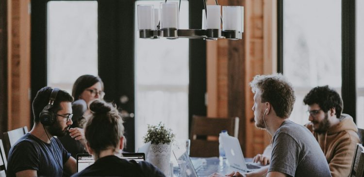 DevOps - co to jest? zasady, praktyki i korzyści dla Twojej firmy