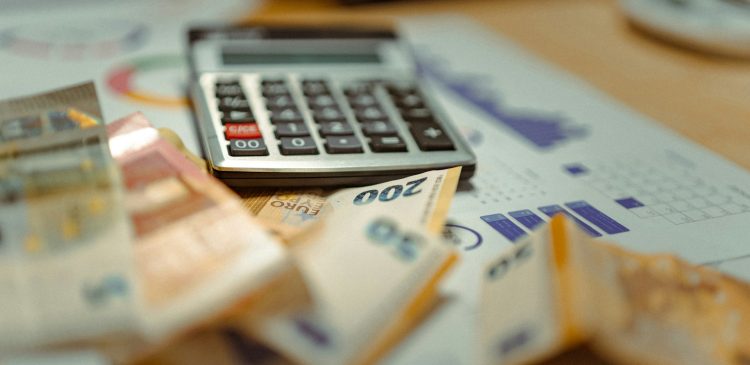 Dochód gwarantowany - co to jest i jak działa? Przewodnik po koncepcie
