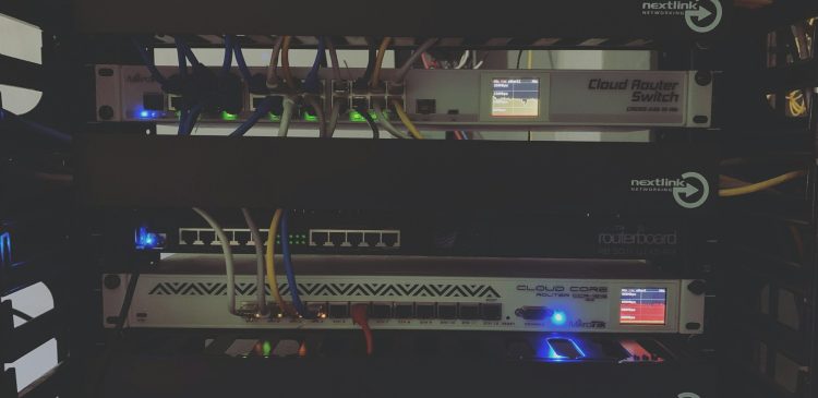 Dynamiczny DNS (DDNS) - co to jest, jak działa i dlaczego go potrzebujesz?