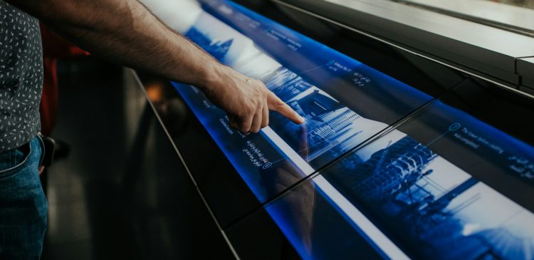 Ekran dotykowy - co to? Wszystko, co musisz wiedzieć o touchscreenach