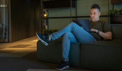 Faktura bez VAT - co to jest i kiedy ją wystawić? Kompletny przewodnik