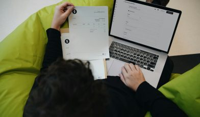 Faktura - co to jest? Przewodnik po rodzajach, elementach i KSeF