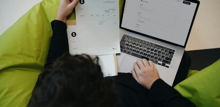 Faktura - co to jest? Przewodnik po rodzajach, elementach i KSeF
