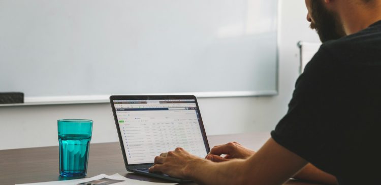 Faktura OSS - co to? Jak zarządzać fakturami w świecie open source?