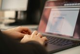 Faktura VAT - co to? wszystko, co musisz wiedzieć o dokumentacji podatkowej