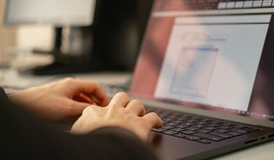 Faktura VAT - co to? wszystko, co musisz wiedzieć o dokumentacji podatkowej
