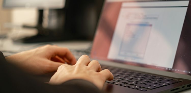 Faktura VAT - co to? wszystko, co musisz wiedzieć o dokumentacji podatkowej