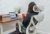 Fotel komputerowy - wszystko, co musisz wiedzieć o ergonomii i komforcie pracy
