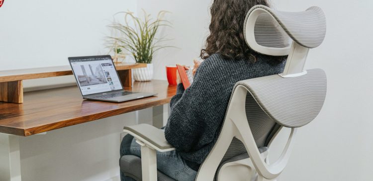 Fotel komputerowy - wszystko, co musisz wiedzieć o ergonomii i komforcie pracy