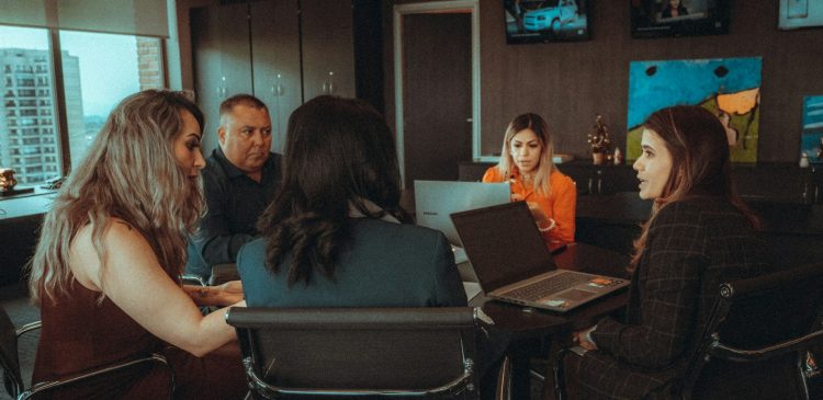 Inteligencja interpersonalna - co to? Klucz do skutecznych relacji i sukcesu