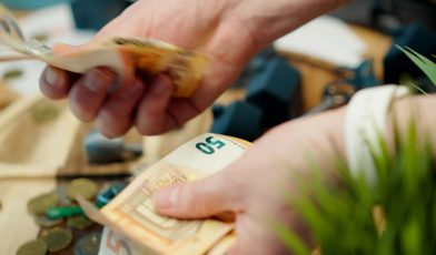 Przychód a dochód - kluczowa różnica w biznesie i finansach