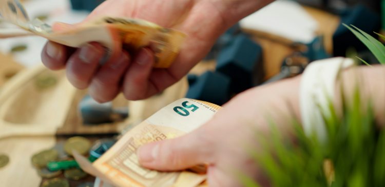 Przychód a dochód - kluczowa różnica w biznesie i finansach