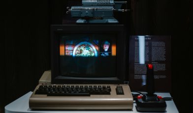 Joystick - co to? Rodzaje, zastosowania, historia i przewodnik dla graczy