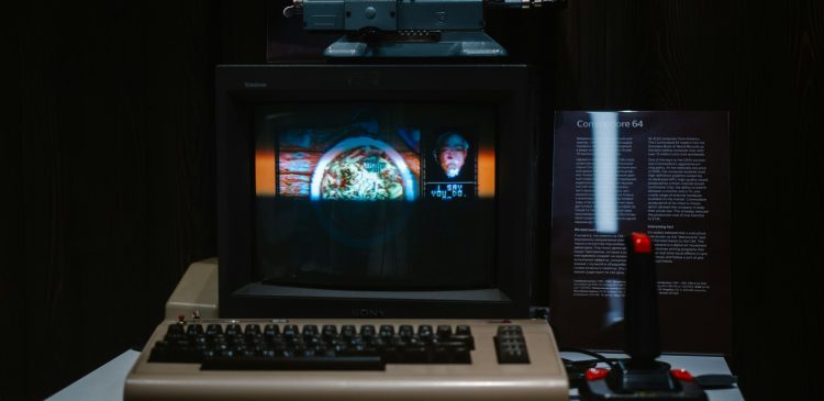 Joystick - co to? Rodzaje, zastosowania, historia i przewodnik dla graczy