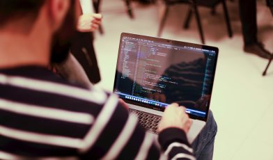 JSON Schema - kompleksowy przewodnik po walidacji danych i API