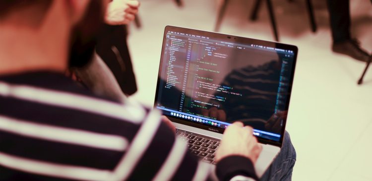 JSON Schema - kompleksowy przewodnik po walidacji danych i API