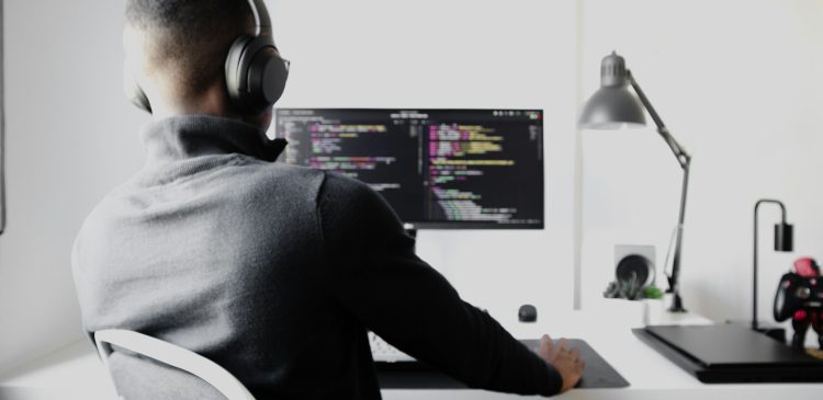 Junior Java Developer - kto to? Przewodnik po karierze i stanowisku dla początkujących