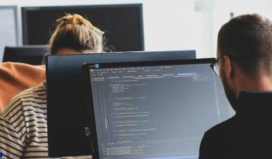 Junior Python Developer - kto to? Przewodnik po rolach, umiejętnościach, wynagrodzeniach i ścieżce kariery