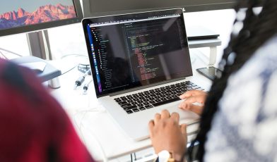 Junior React Developer - kto to? Przewodnik po obowiązkach, umiejętnościach i ścieżce kariery