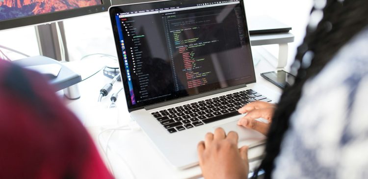 Junior React Developer - kto to? Przewodnik po obowiązkach, umiejętnościach i ścieżce kariery