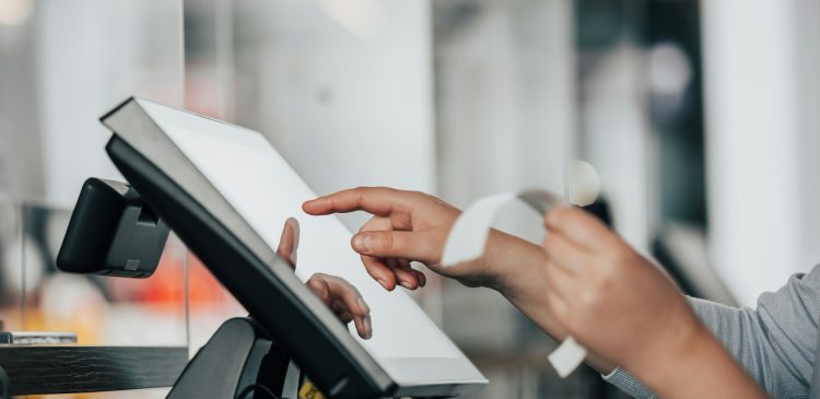 Kasa fiskalna - co to? Przewodnik po niezbędnym urządzeniu w firmie