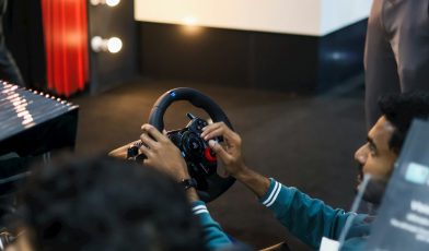 Kierownica gamingowa - co to jest i dlaczego jest niezbędna dla graczy wyścigowych?