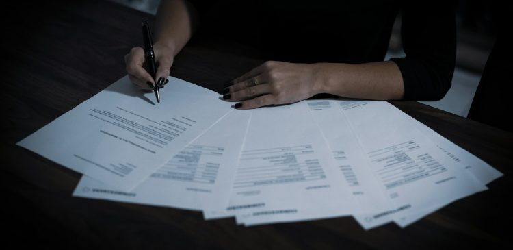Kontrakt menedżerski - co to jest i czym różni się od zwykłej umowy o pracę?