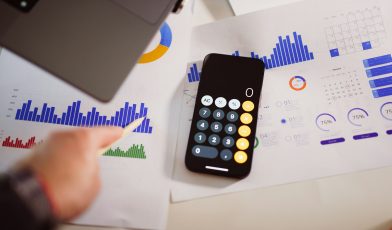 Koszty pośrednie i bezpośrednie - co to? Kluczowe różnice, przykłady i zarządzanie