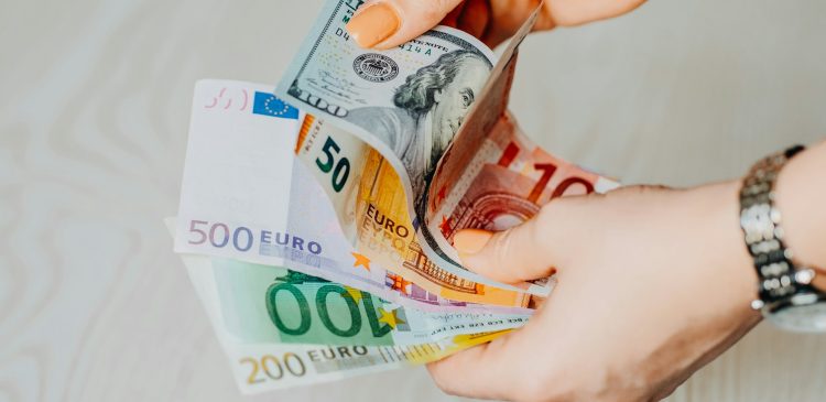 Kredyt denominowany - co to takiego i jakie niesie ze sobą ryzyko?
