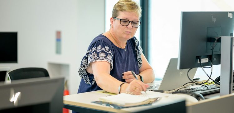 Księgowa - kim jest? Przewodnik po zawodzie, obowiązkach i przyszłości