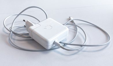 Ładowarka - co to jest, jakie są jej rodzaje, do czego służy i jak wybrać najlepszą?