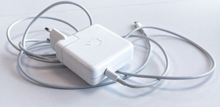 Ładowarka - co to jest, jakie są jej rodzaje, do czego służy i jak wybrać najlepszą?