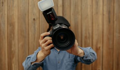 Lampa błyskowa - co to? Wszystko, co musisz wiedzieć o fleszach