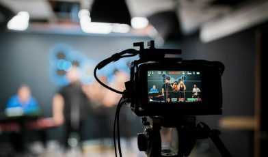 Live streaming - przewodnik, jak wykorzystać transmisje na żywo w biznesie