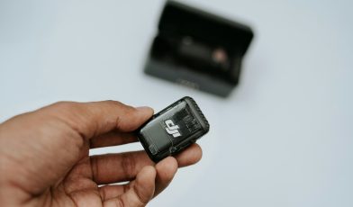 Mikrofon krawatowy - co to jest i dlaczego przyda Ci się w sprzęcie audio?