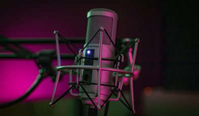 Mikrofon pojemnościowy - co to? Jak wybrać i wykorzystać w pełni jego potencjał?