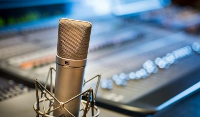 Mikrofon studyjny - co to? Jak wybrać idealny i nagrywać profesjonalnie?