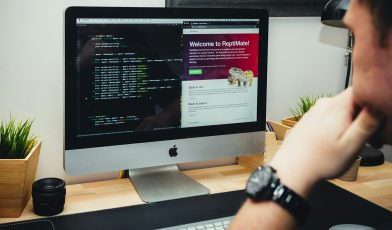 Młodszy programista PHP - kto to? Odpowiedzialności, umiejętności, wynagrodzenie i ścieżka kariery